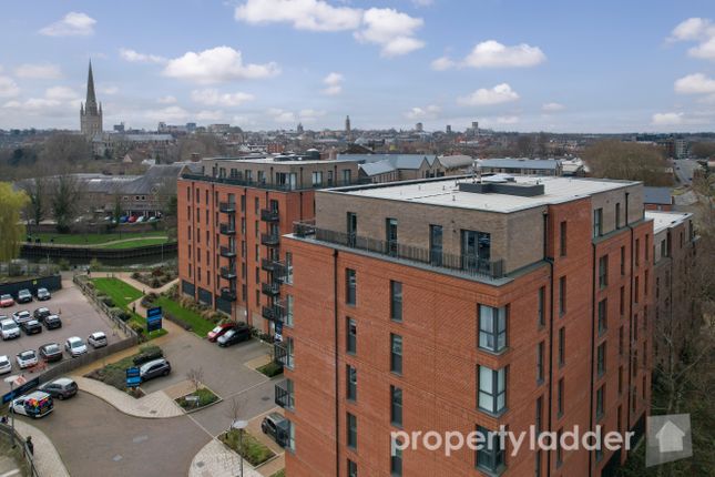 2 bed property, in Gilders Way, £375,000