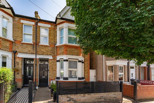 2 bed property, in Grove Avenue, £465,000