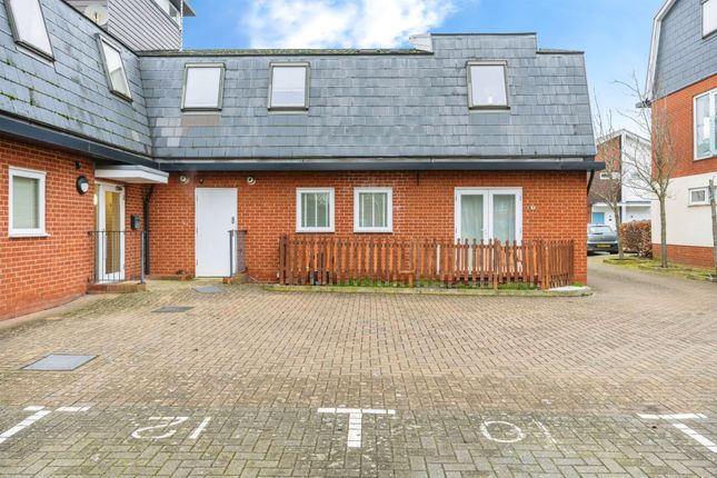 1 bed property, in Addenbrookes Road, £190,000