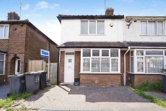 2 bed property, in Connaught Road, £275,000