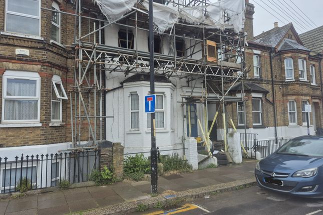 1 bed property, in Basement Flat, £55,000