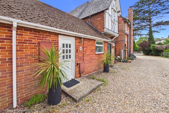 1 bed property, in Oxford Road, £270,000
