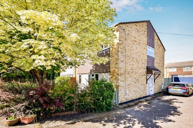 4 bed property, in Warren Close, £350,000