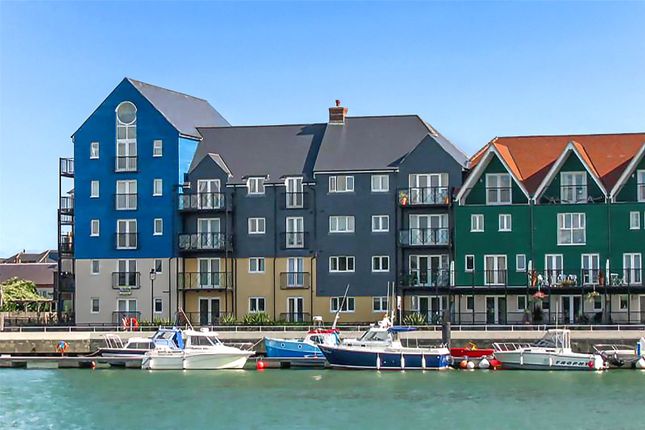 2 bed property, in Pier Road, £330,000