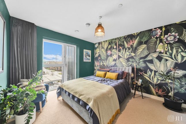 2 bed property, in Hale, £535,000
