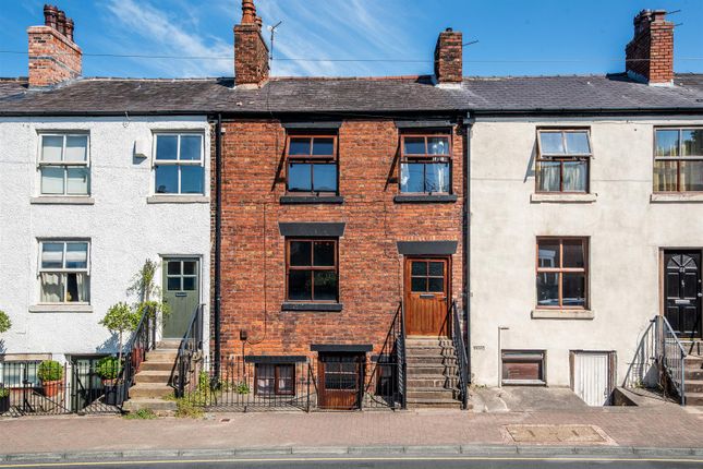 3 bed property, in Fox Lane, £200,000