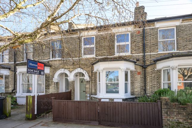 1 bed property, in Quicks Road, £425,000