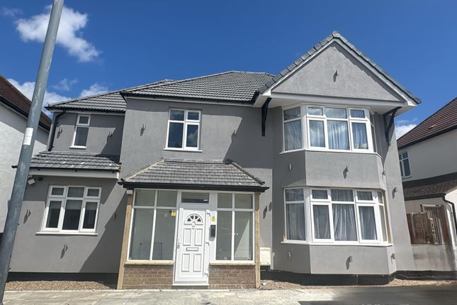 2 bed property, in Pinner View, £675,000