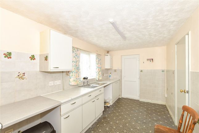 3 bed property, in Manor Way, £300,000