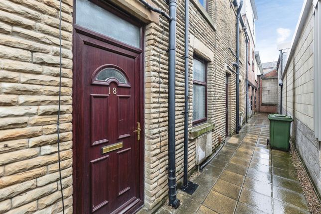 1 bed property, in Tennyson Yard, £100,000