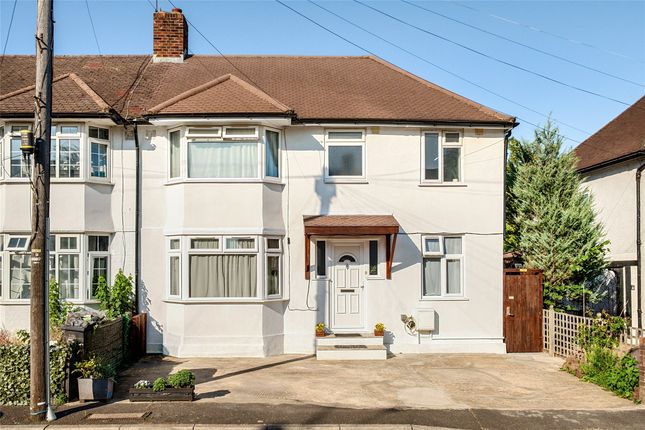 5 bed property, in Worcester Close, £730,000