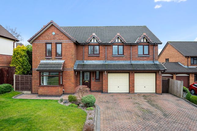 5 bed property, in Lowstern Close, £650,000