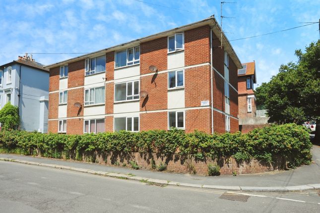 2 bed property, in West Hill Road, £100,000
