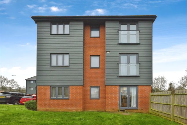 2 bed property, in Suffolk Punch Close, £180,000