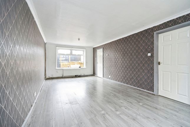 3 bed property, in Bawn Approach, £135,000