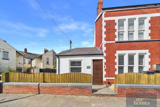 2 bed property, in Fairfield Avenue, £245,000