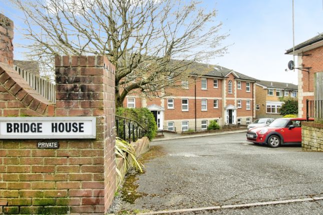 1 bed property, in Woodbury Park Road, £155,000