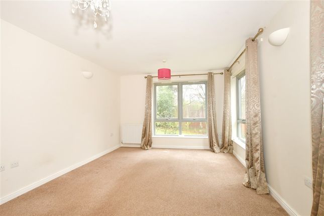 2 bed property, in Pegler Way, £200,000