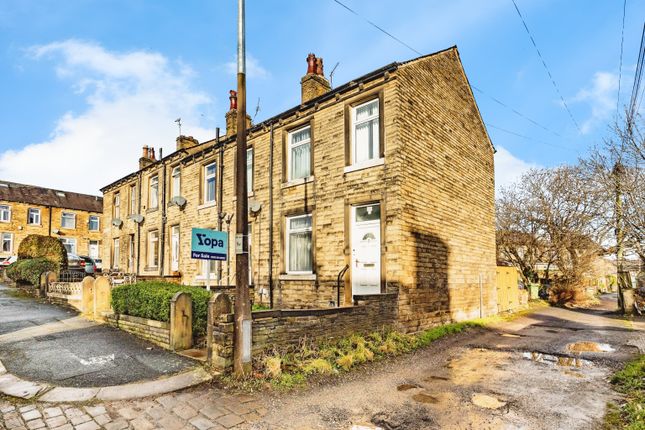 2 bed property, in Moorfield Road, £120,000