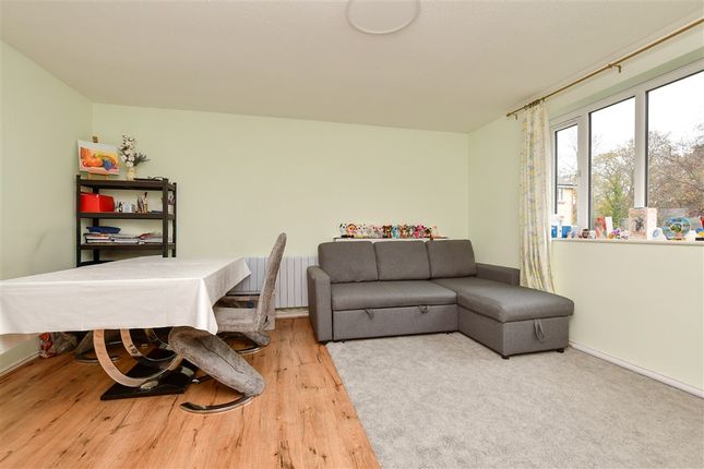 2 bed property, in Chipstead Close, £240,000