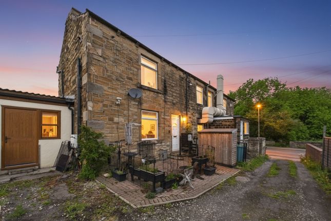 1 bed property, in White Lee Road, £110,000