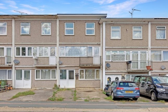 3 bed property, in Long Riding, £285,000