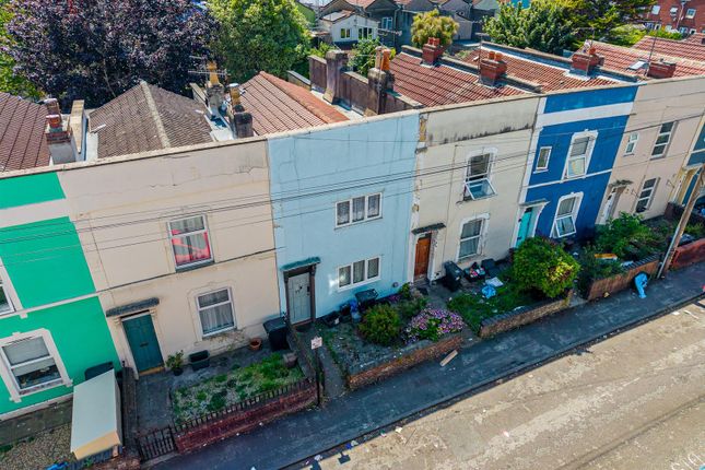 2 bed property, in Perry Street, £230,000