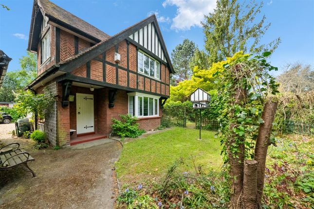 3 bed property, in Rockingham Parade, £950,000