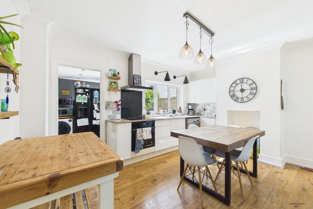 2 bed property, in Bells Lane, £310,000