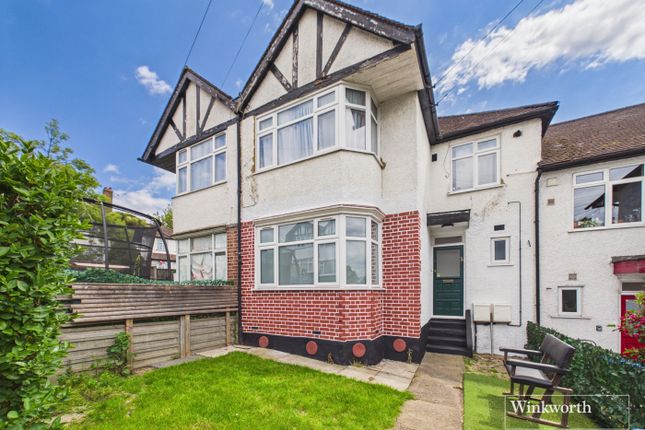 1 bed property, in Oak Tree Dell, £275,000