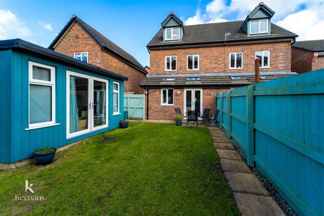 3 bed property, in Barley Close, £330,000