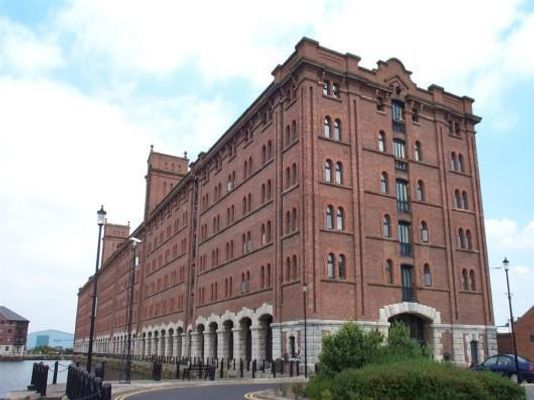 2 bed property, in Waterloo Road, £170,000