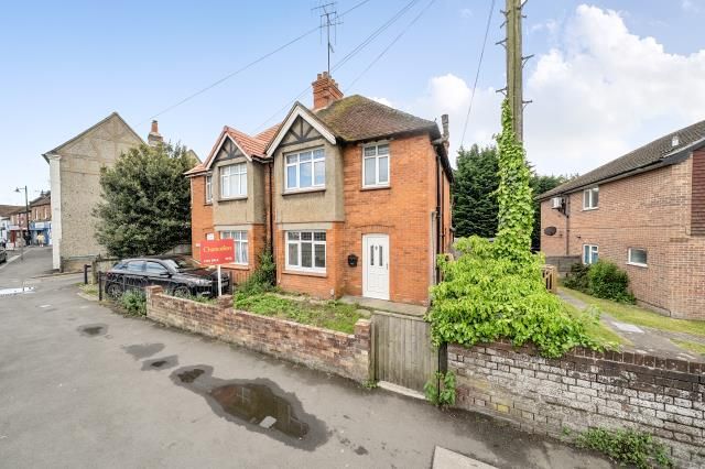 3 bed property, in Bath Road, £325,000