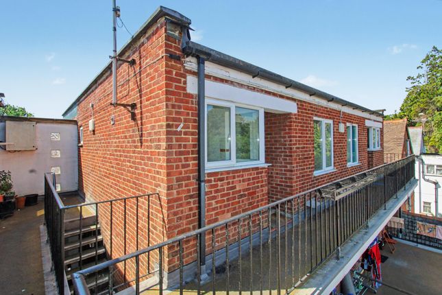 2 bed property, in Fernleigh Court, £190,000