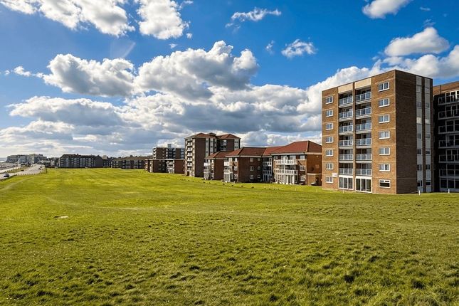 2 bed property, in Sutton Place, £160,000