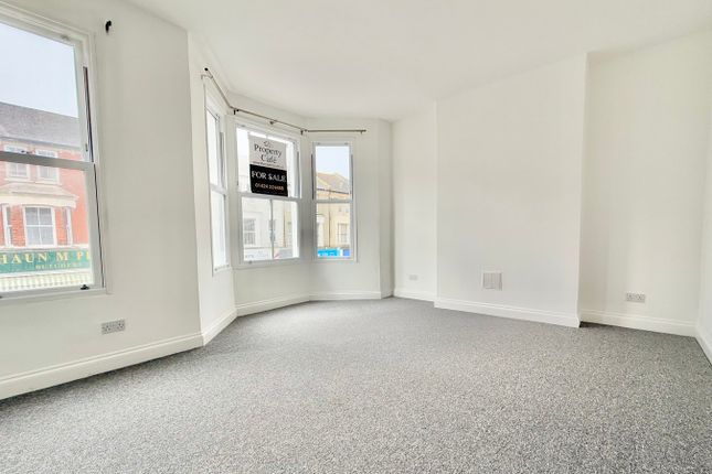 2 bed property, in Western Road, £195,000