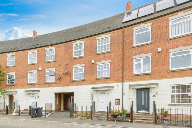 4 bed property, in Hamilton Circle, £225,000