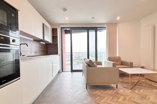 2 bed property, in Skyline Apartments, £470,000