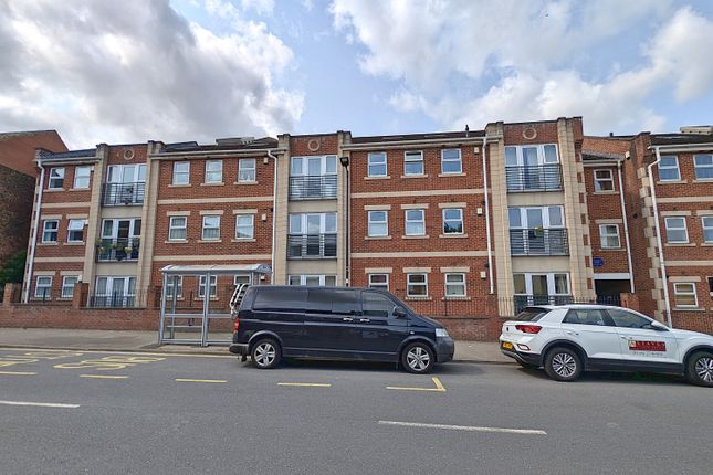 2 bed property, in Victoria Park, £90,000