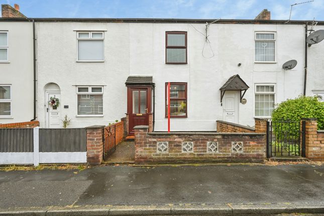 2 bed property, in Heath Road, £200,000