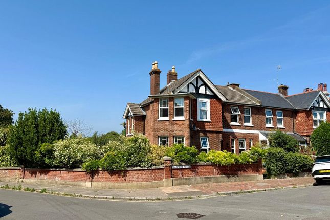 5 bed property, in Mayfield Place, £550,000
