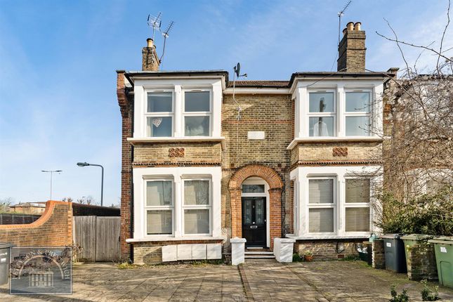 2 bed property, in Selsdon Road, £325,000