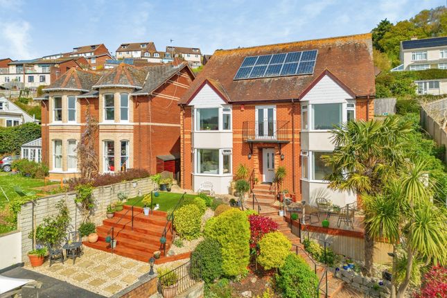 5 bed property, in Summerland Close, £650,000