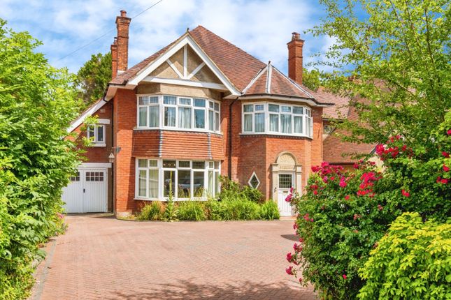 4 bed property, in Bassett Avenue, £780,000