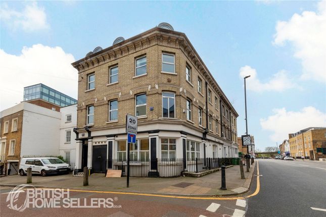 2 bed property, in Burgos Grove, £490,000