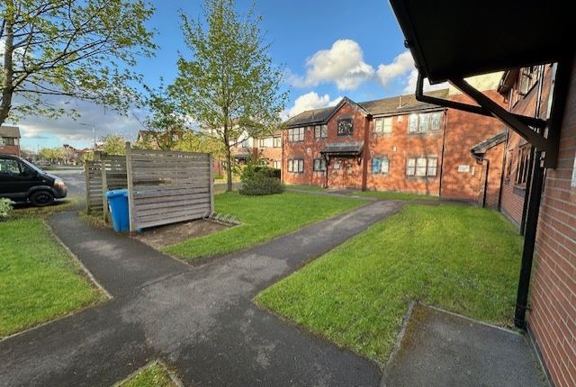 1 bed property, in Longford Place, £120,000
