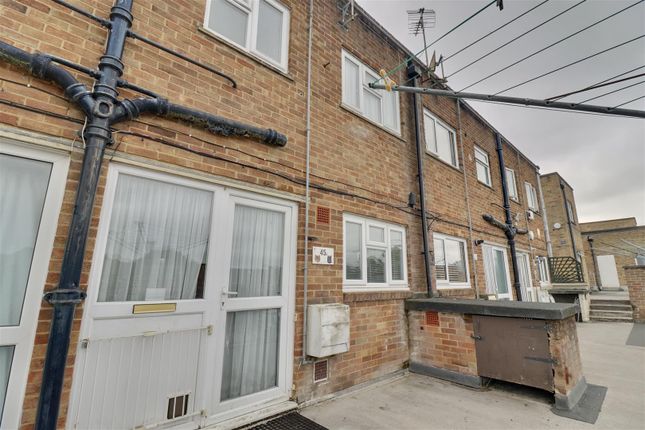2 bed property, in Greywell Road, £80,000