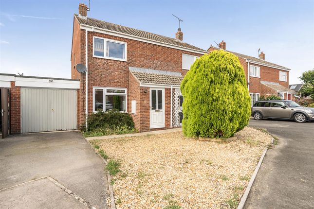 2 bed property, in St. Matthews Close, £270,000