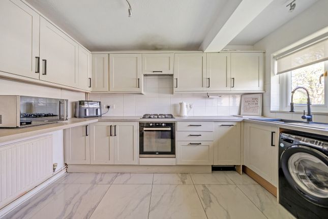 3 bed property, in Sanross Close, £300,000