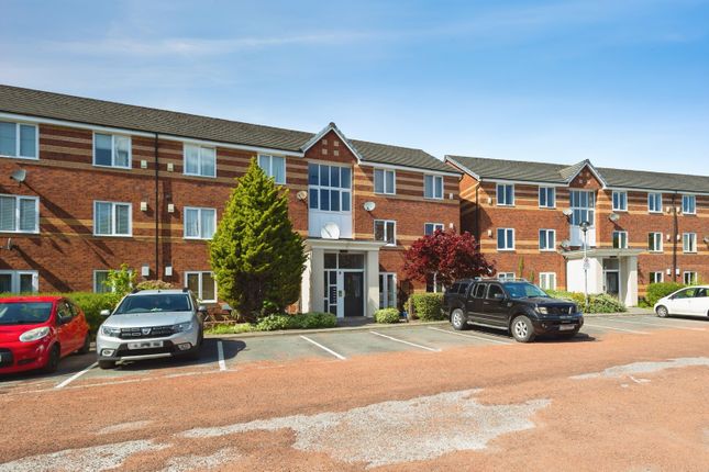 2 bed property, in Blackburn Street, £120,000